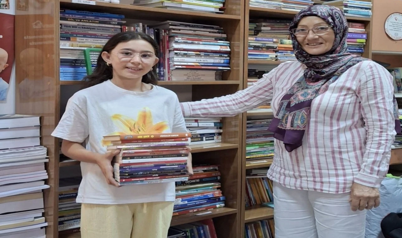 12 Yaşındaki Nilay'dan Kitap Bağışıyla Örnek Davranış