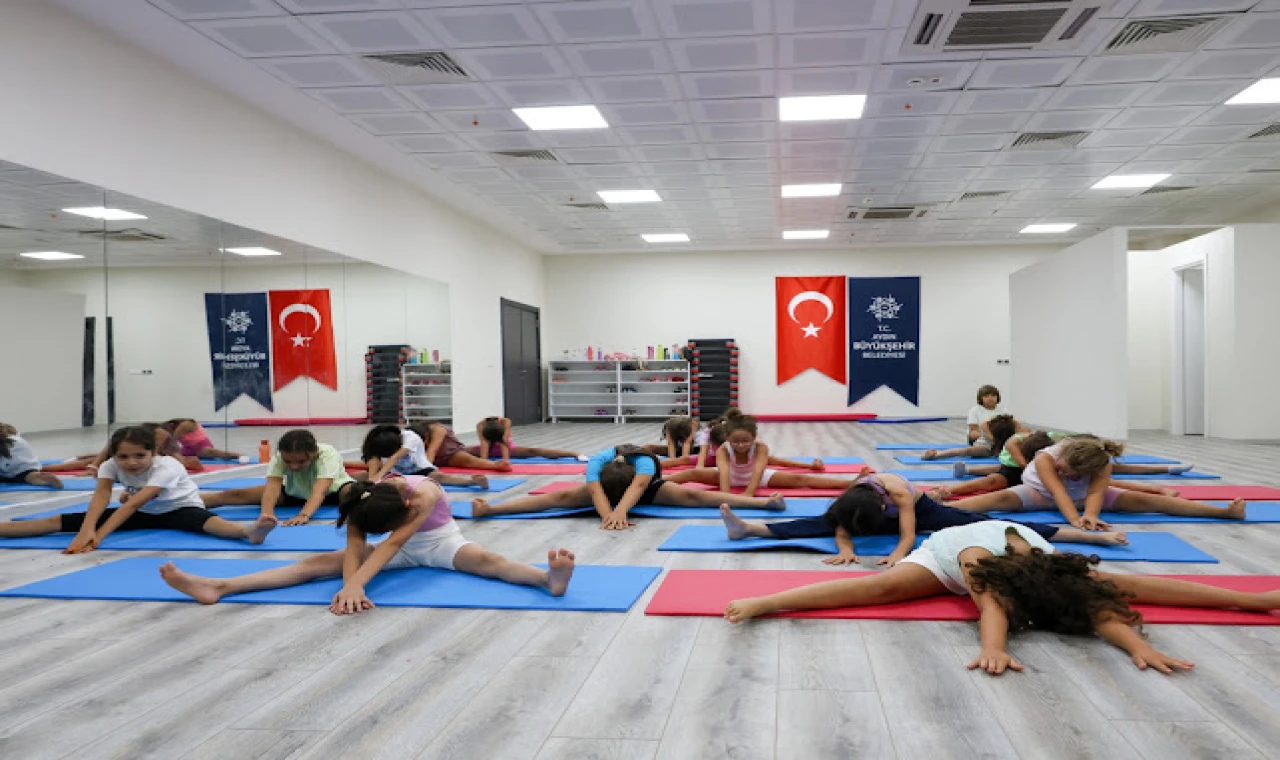 BAŞKAN ÇERÇİOĞLU’NDAN ÇOCUKLARA ÜCRETSİZ JİMNASTİK EĞİTİMİ