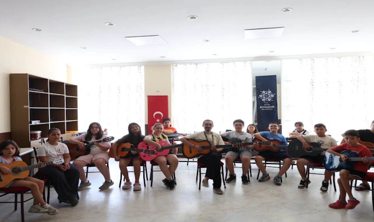 BAŞKAN ÇERÇİOĞLU’NUN ÇALIŞMALARI İLE AYDINLI ÇOCUKLAR SANATLA BULUŞUYOR
