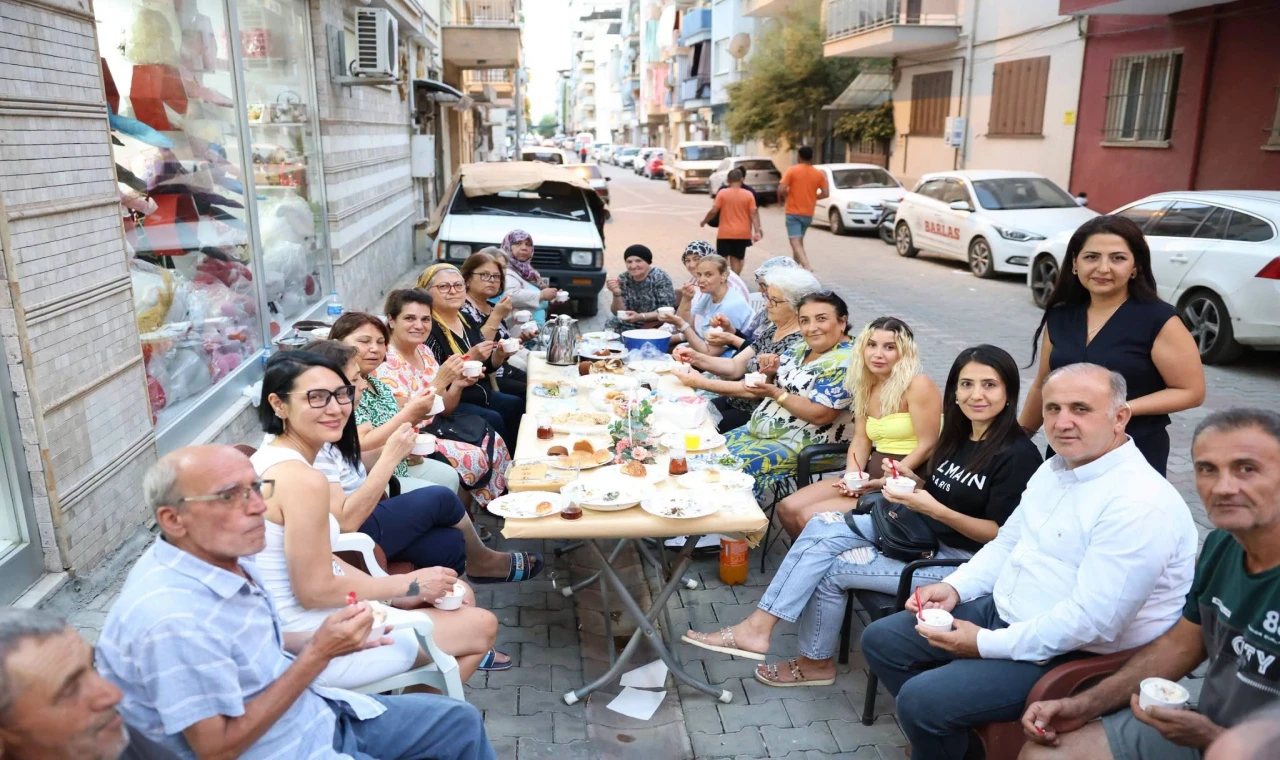 Başkan Kaya, mahalle sakinleriyle akşam buluşmasında bir araya geldi