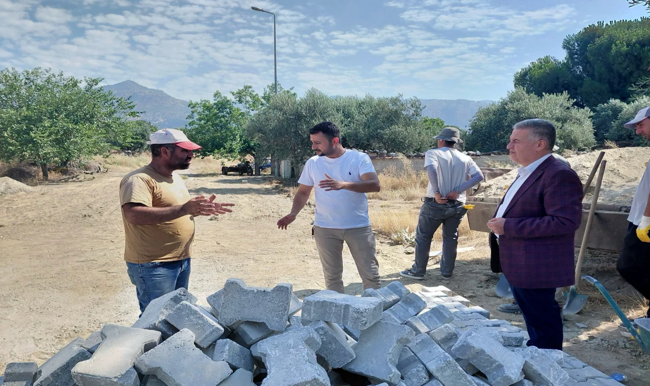 Buharkent'te altyapısı tamamlanan sokaklarda kilit parke çalışmaları sürüyor