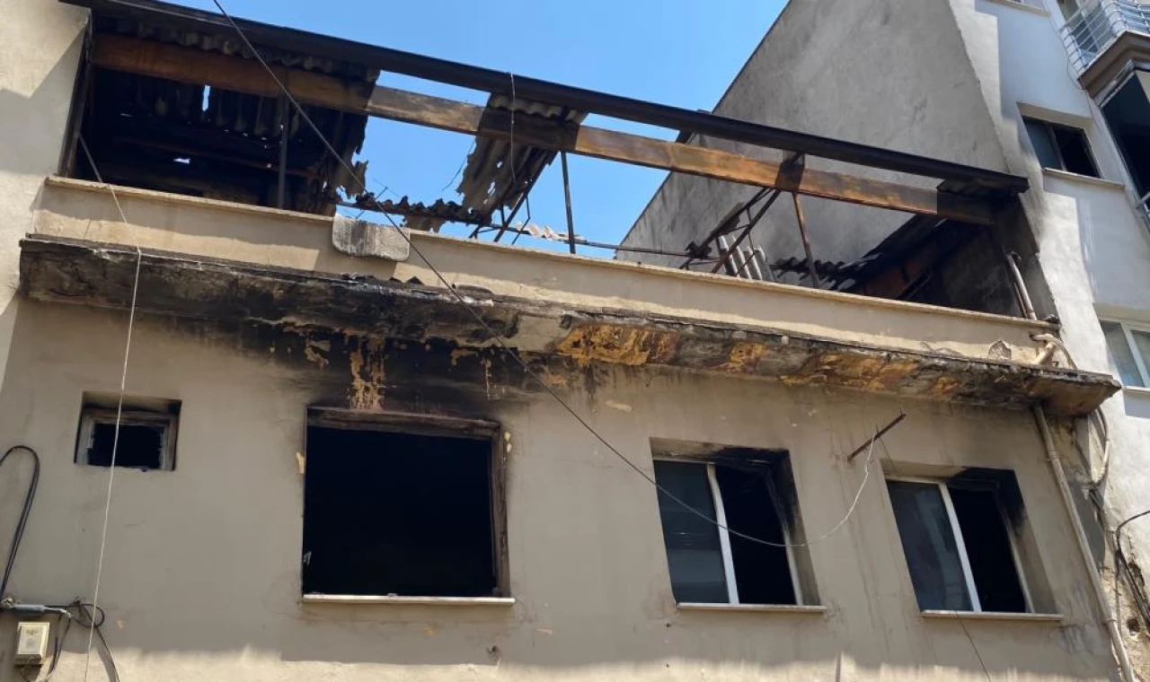 Evini ateşe verdi, alevler geceyi aydınlattı