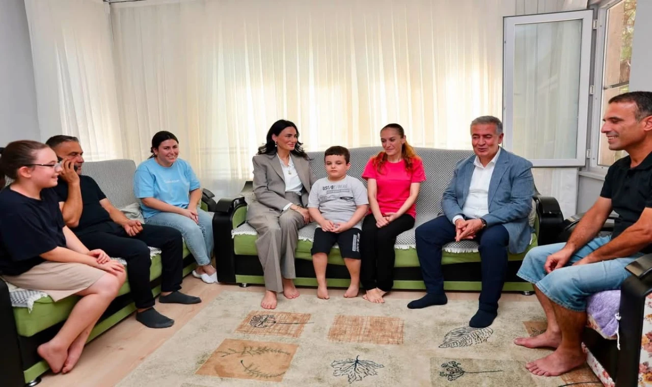 Başkan Erol’un hane ziyaretlerine Milletvekili Seda Sarıbaş da eşlik etti