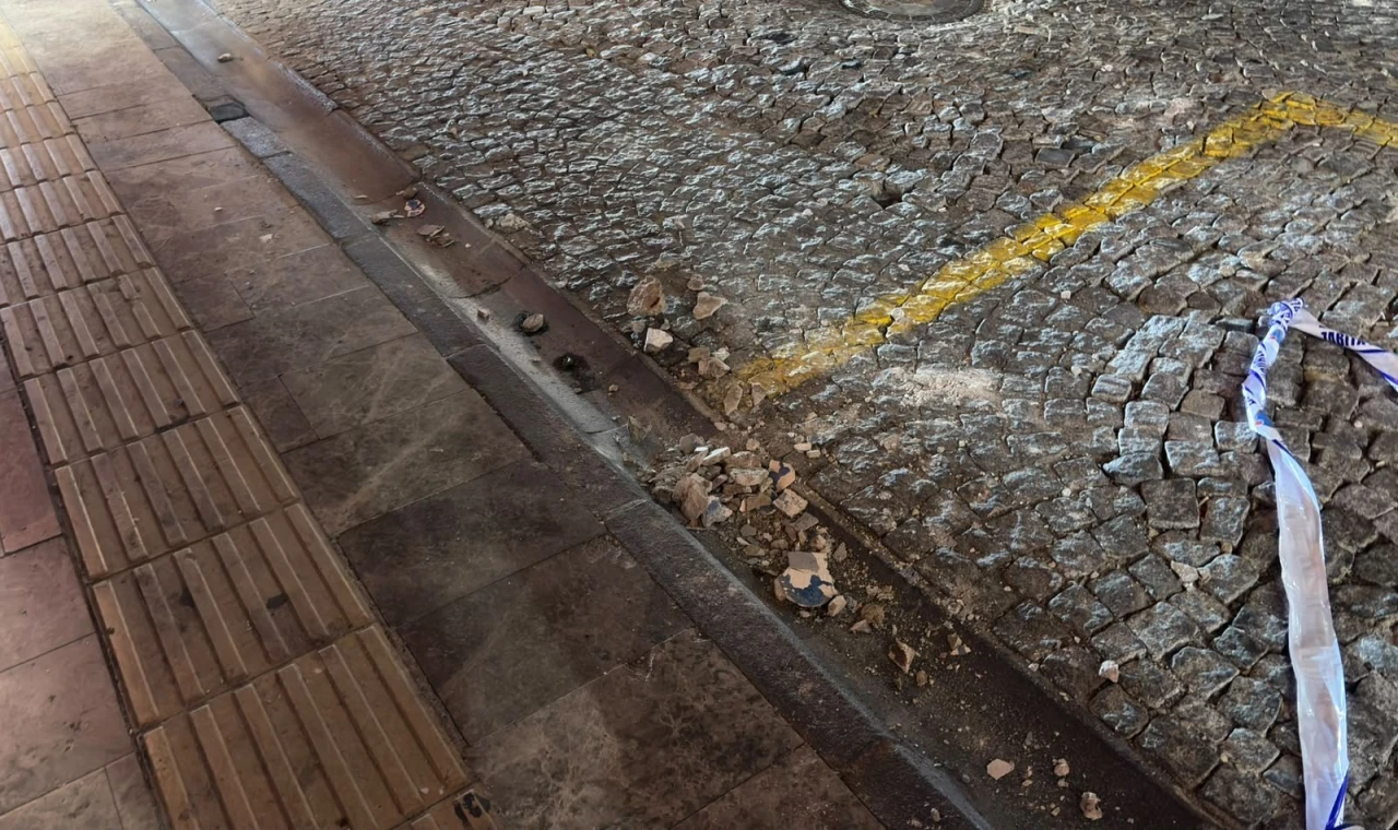 Çatıdan kopan beton parçaları korkuttu