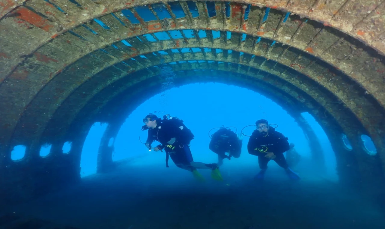 Kuşadası'nın batık uçağı 10'uncu yılında yoğun ilgi görüyor