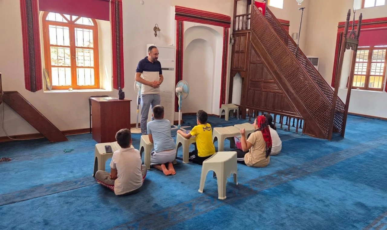 Kuyucak'ta Yaz Kur'an Kursu öğrencilerine rehberlik seminerleri