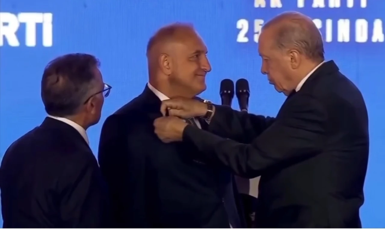 Ömer Karakaş AK Parti’ye katıldı! Rozetini Erdoğan taktı