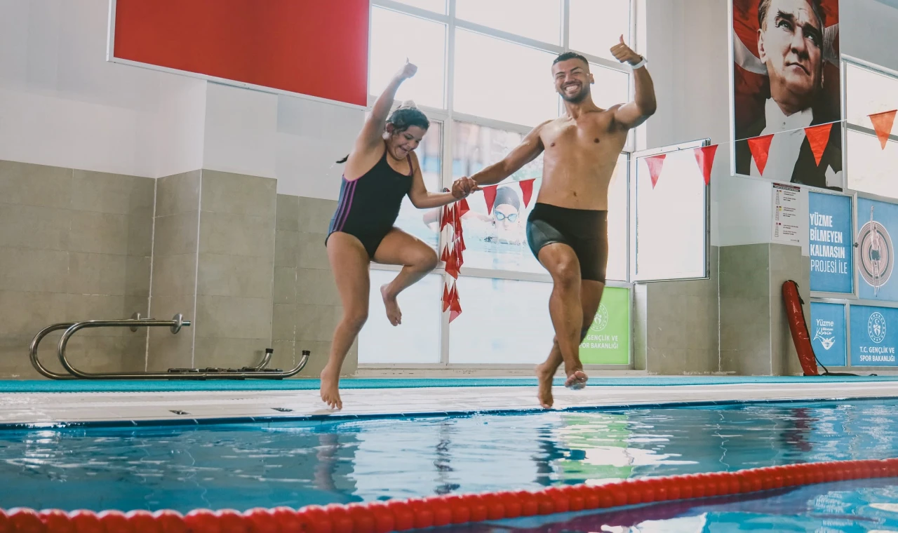 Özel sporcular Pınarbaşı Yüzme Havuzu'nda sporla buluşuyor