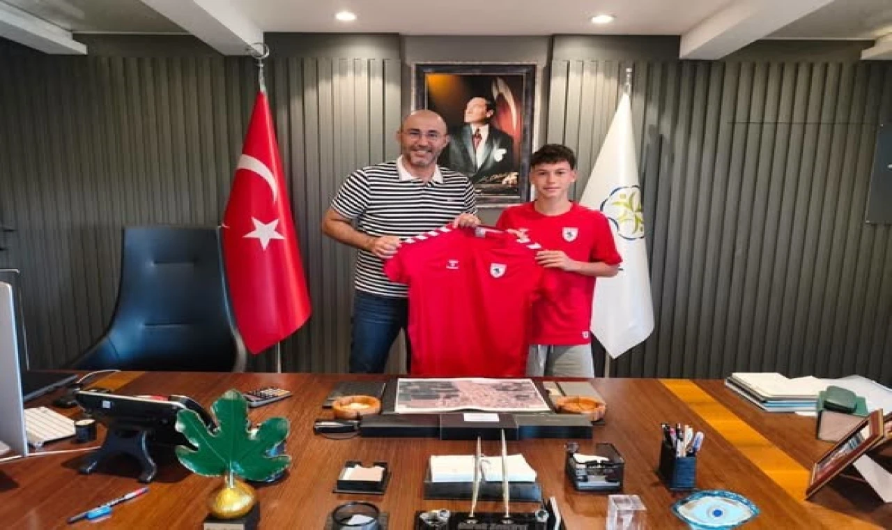 Samsunspor'un genç oyuncusu Kuzey'den Başkan Zencirci'ye forma jesti