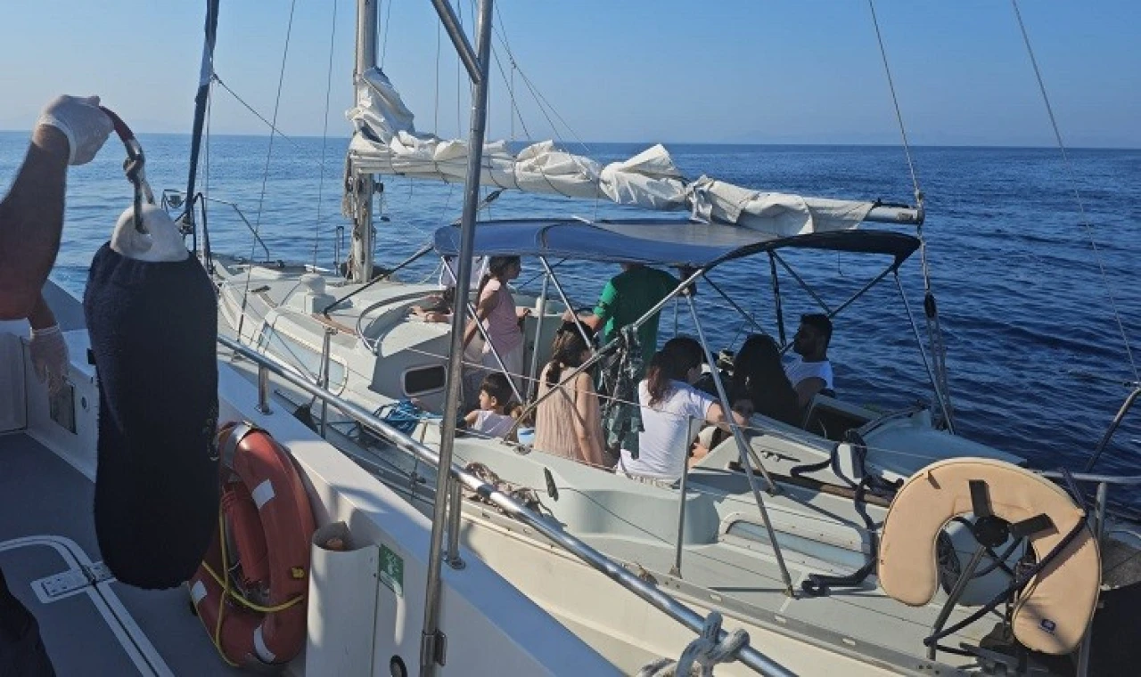 Sürüklenen yelkenli teknedeki göçmenler kurtarıldı