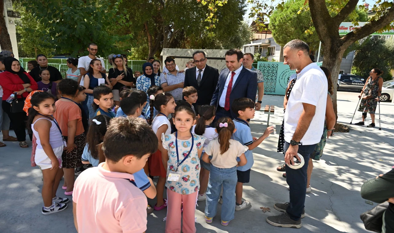 Aydın'da okula ilk adım atan minikler yalnız kalmadı
