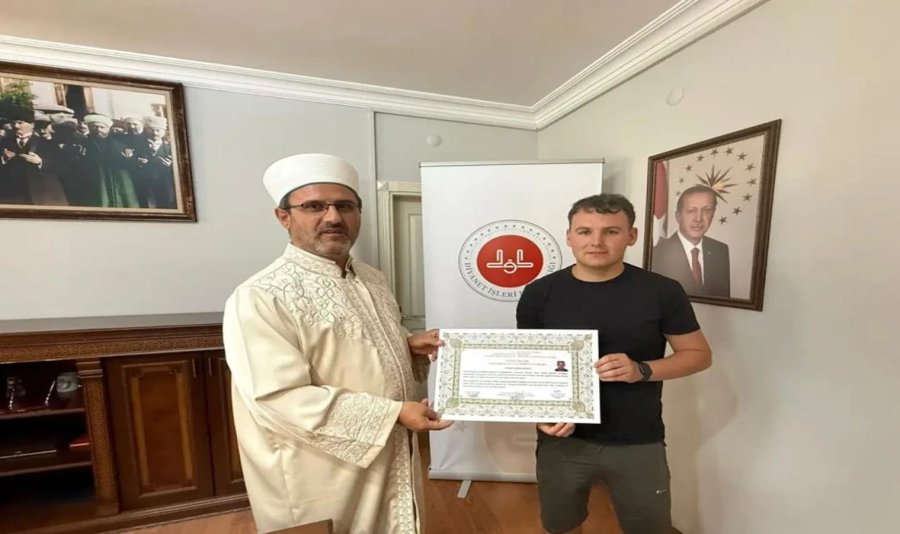 Bayram namazından etkilenip Müslüman oldu