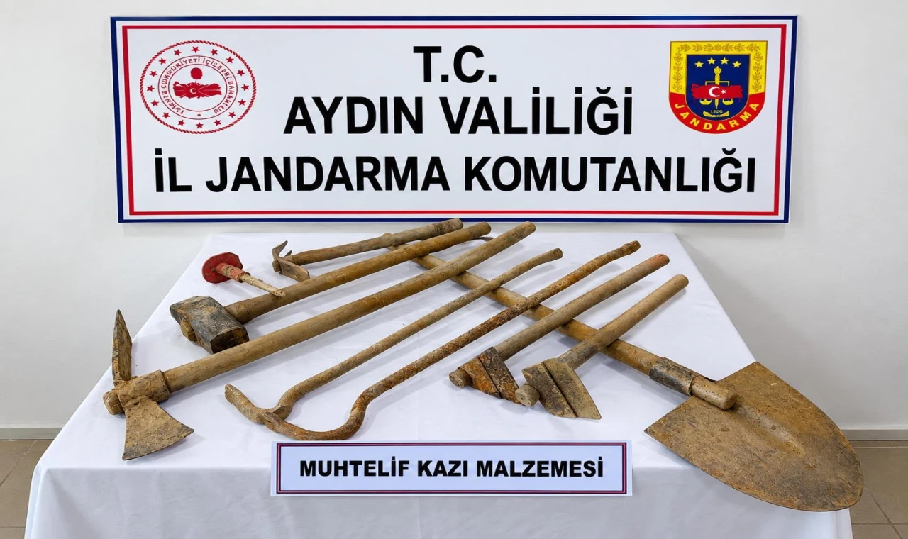 ÇİLEK TARLASINDA KAÇAK KAZI: 6 ŞÜPHELİ SUÇÜSTÜ YAKALANDI