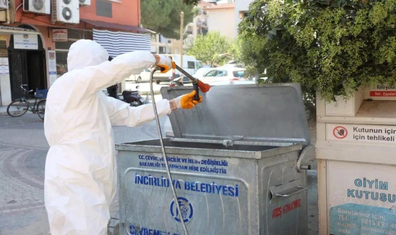 İncirliova'da karasinekle mücadele için çöp konteynerleri ilaçlandı