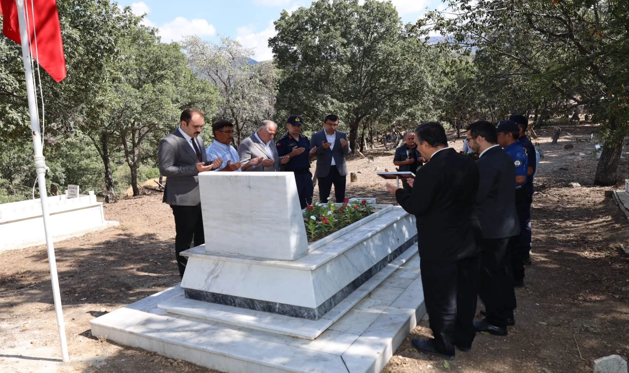 Karacasu'da şehit Akar mezarı başında anıldı
