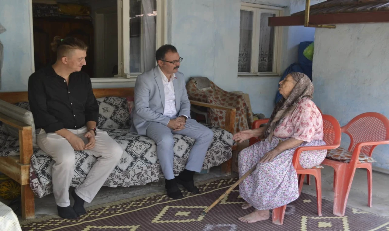 Kaymakam Ateş, Atça'da vatandaşların kapısını çaldı