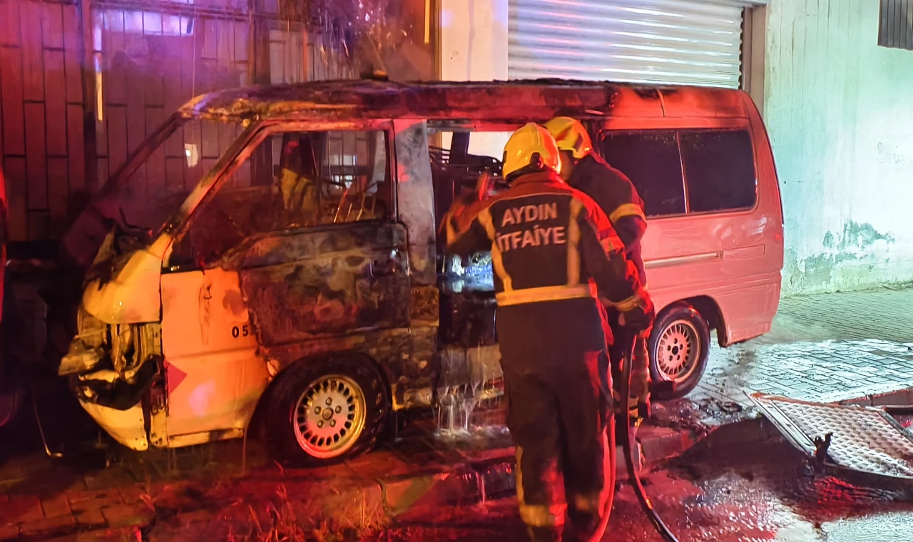 Nazilli’de Minibüs Alev Alev Yandı: Yangın Yanındaki Araca Sıçradı