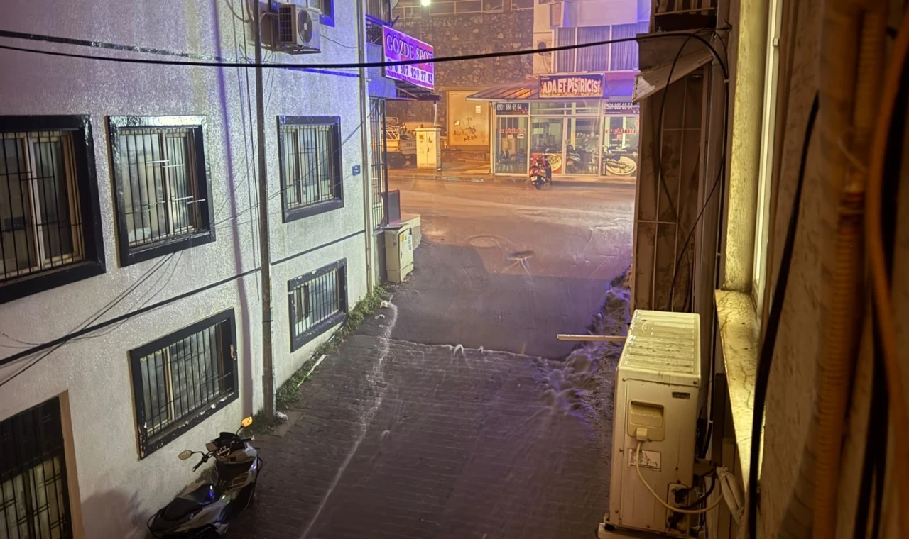 Kuşadası’nda sağanak yağış gece etkili oldu