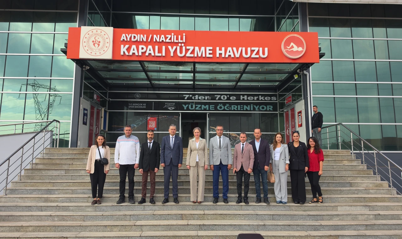 Nazilli'de çocuklar yüzme öğreniyor