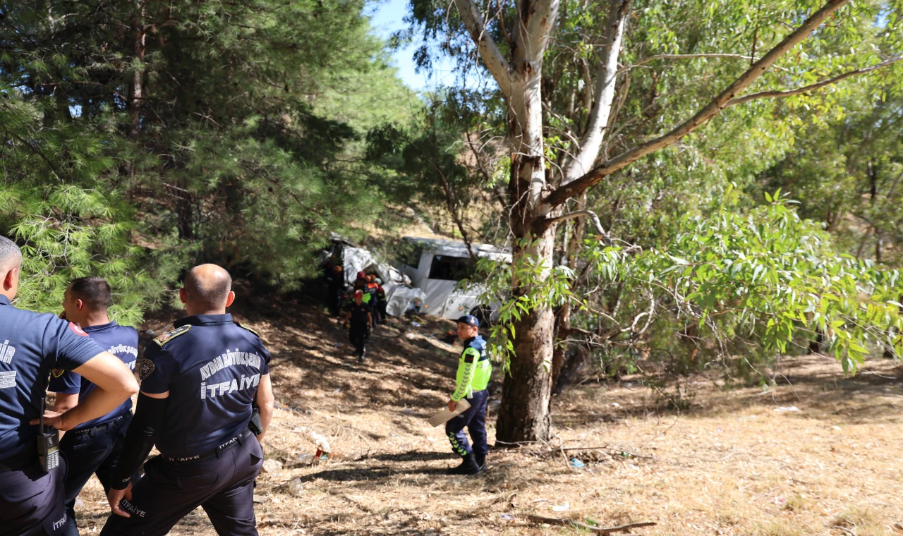 Turistleri taşıyan otobüs şarampole uçtu: 2 ölü 9 yaralı