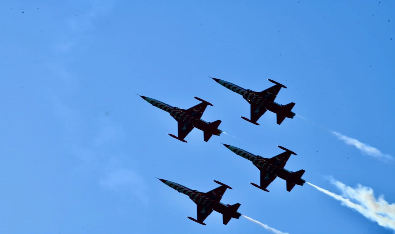 Türk Yıldızları'dan nefes kesen prova