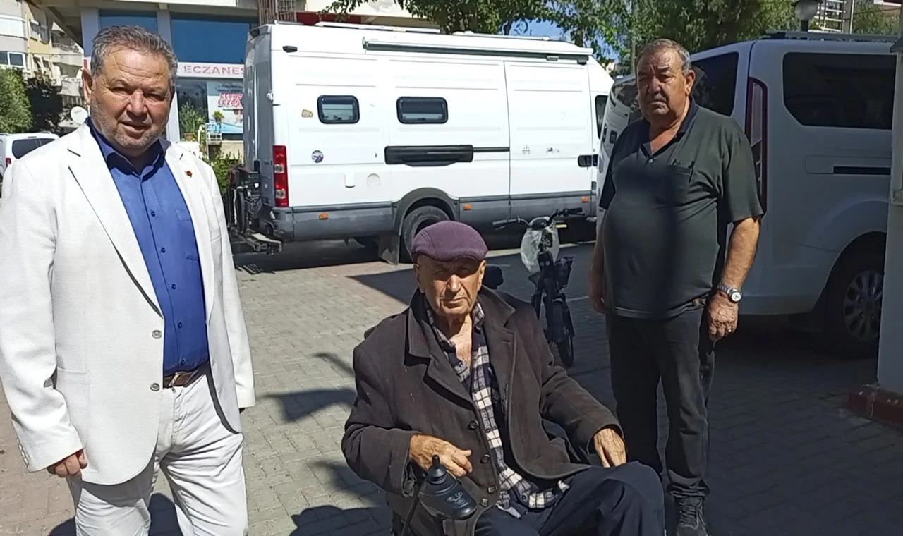 Yeşil Mahalle Muhtarı Şenol Öztürk’ten İsmet Amca’ya Akülü Araç Desteği