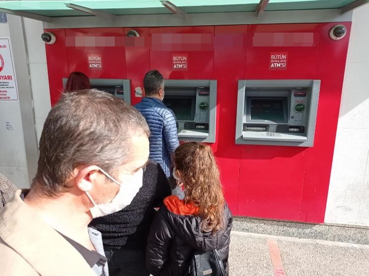 ATM'ye tükürülmesi vatandaşın tepkisini çekti