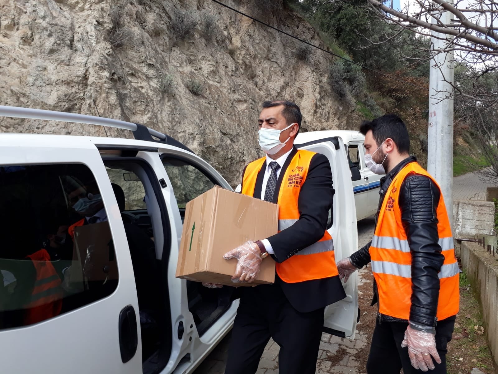 Vefa grubu Aşağıkayacık’ta vatandaşların ihtiyaçlarını karşılıyor