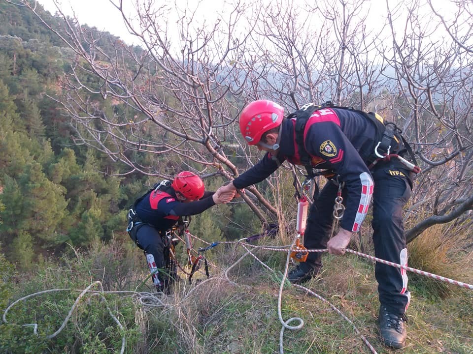 5 gündür uçurumda mahsur kalan keçi kurtarıldı