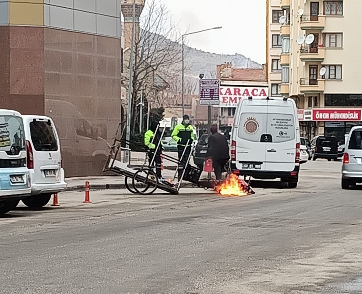 Benzin döküp ekmek teknesini böyle yaktı