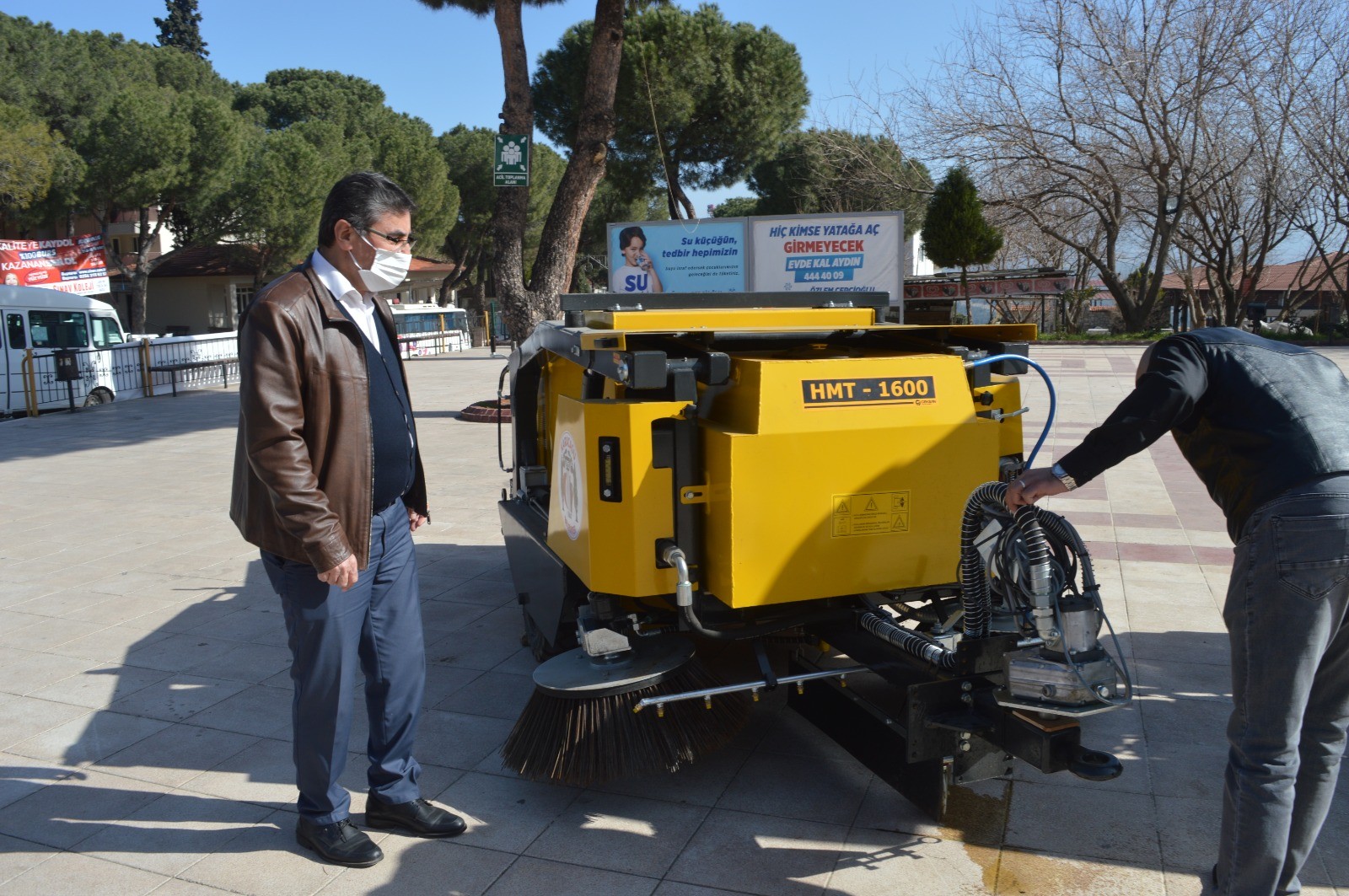 Karacasu sokaklarında süpürge araçları mesaiye başladı