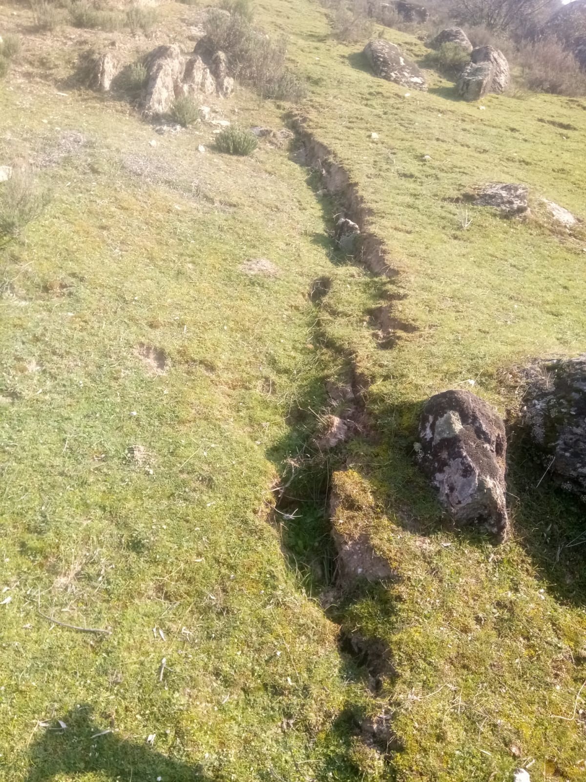 Maden firmasının çalışmaları sonucu arazisi göçen şahıs yetkililerden yardım istedi 