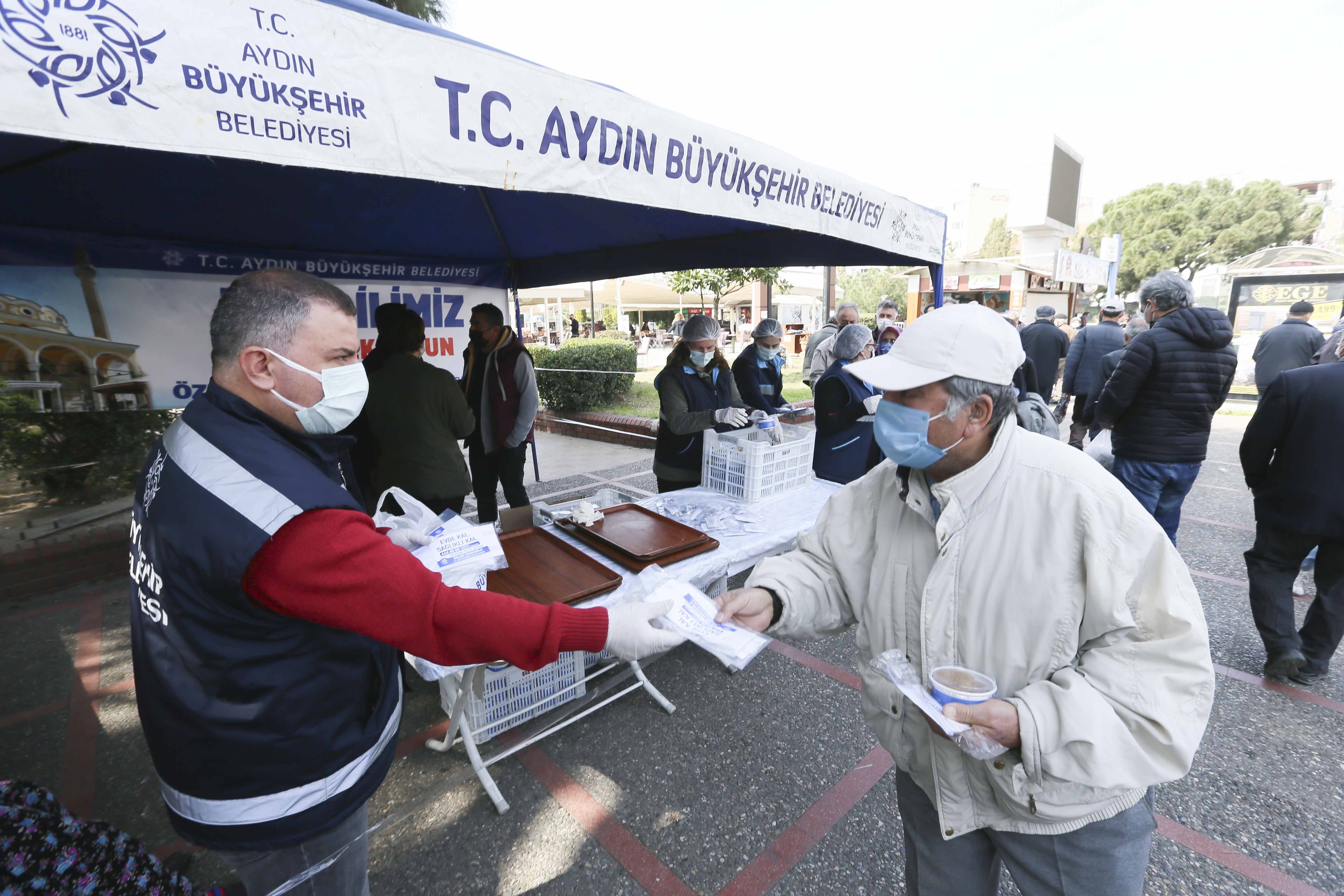 Aydın Büyükşehir Belediyesi Miraç Kandili Dolayısıyla Vatandaşlara Helva Dağıttı