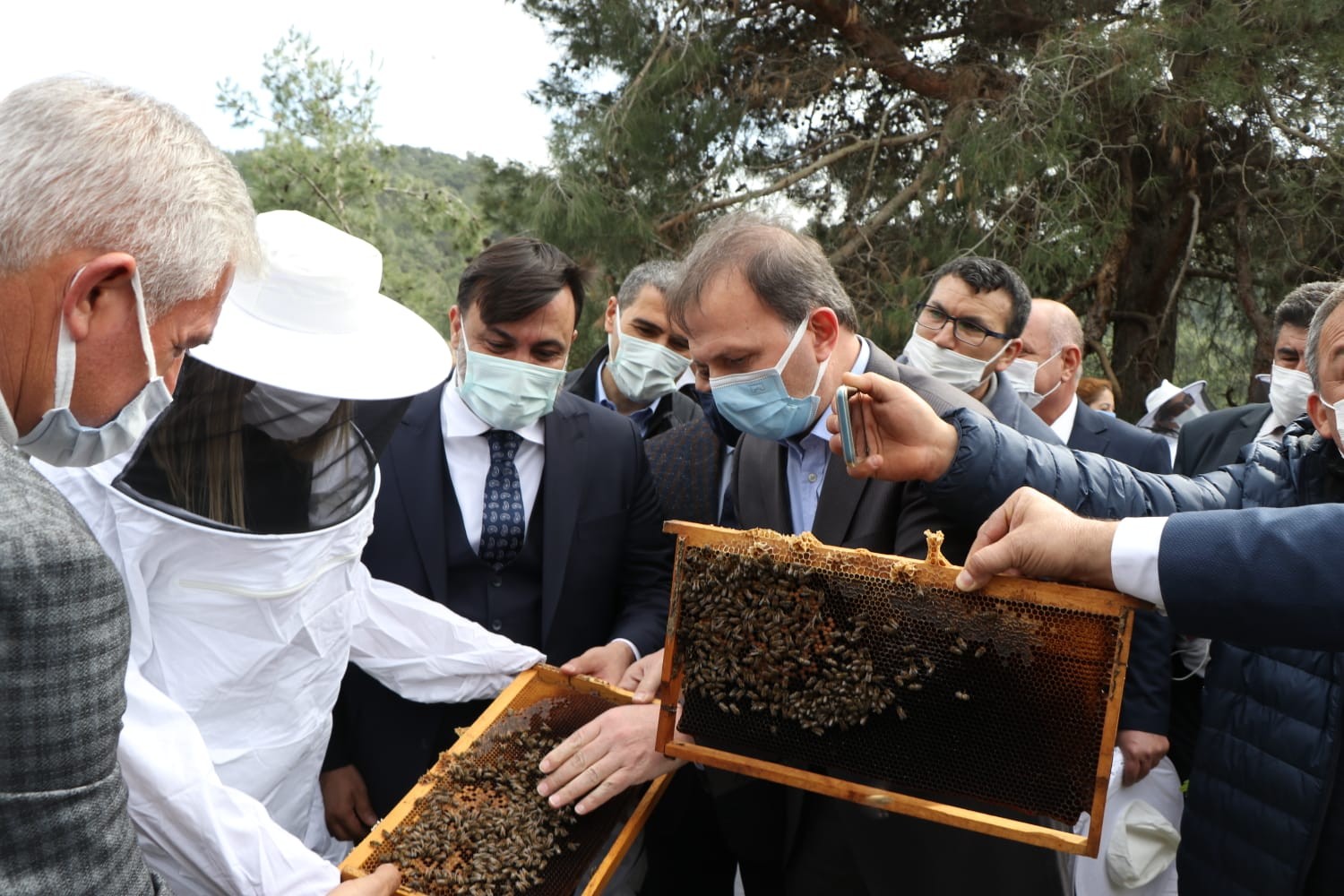 İzmir’de 100 Roman kadına, 1000 arı kovanı teslim edildi