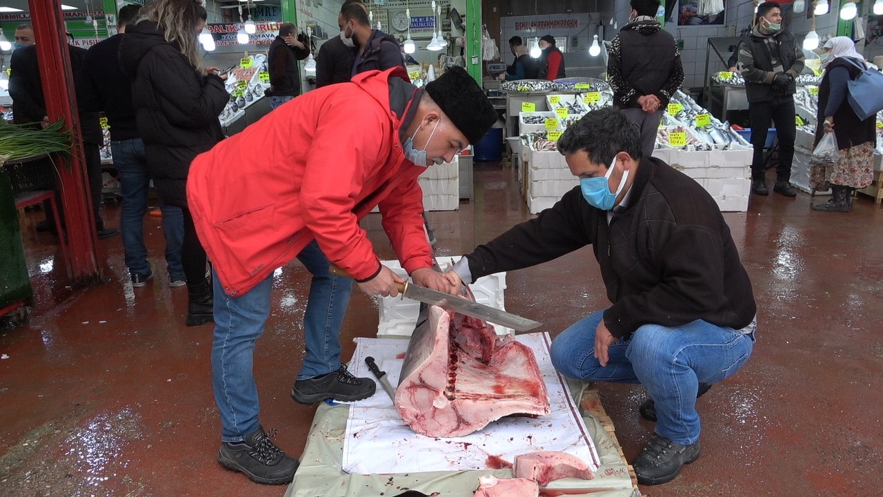 2,5 metre 98 kilogramlık kılıç balığı 1 saatte tükendi