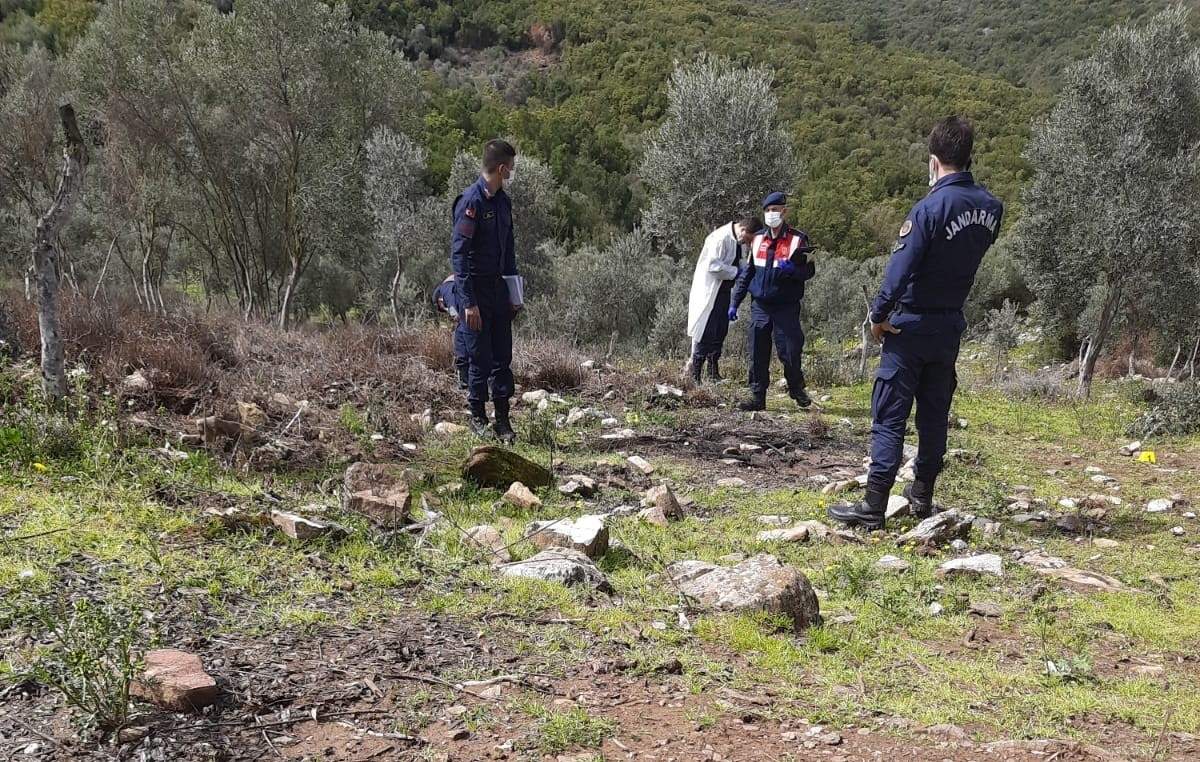 İzmir'de yeğen dehşeti: Bir amcasını öldürdü, diğerini yaraladı