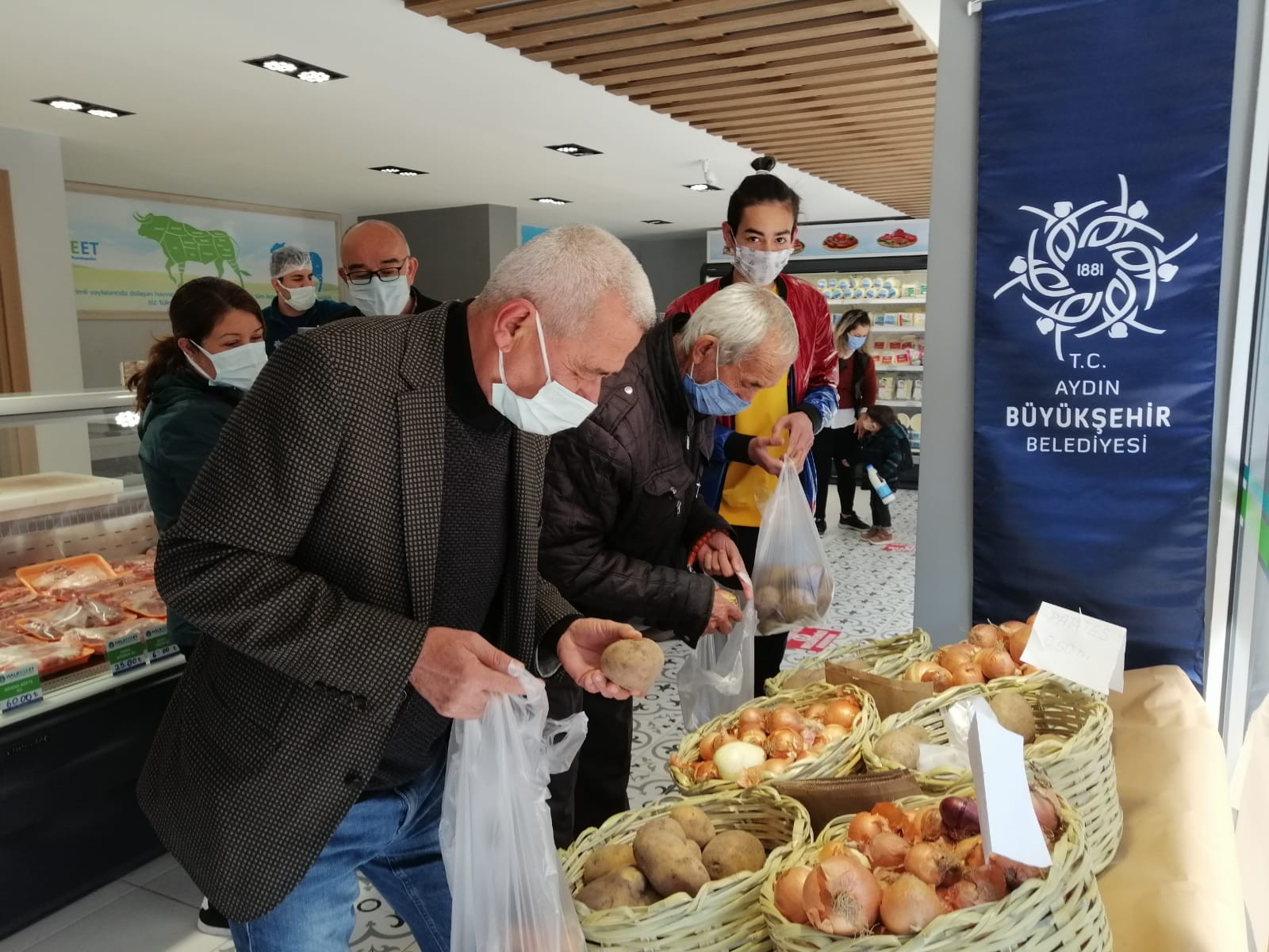 Halk Ege Et'te kilosu 50 kuruşa satılan soğan ve patates büyük talep gördü