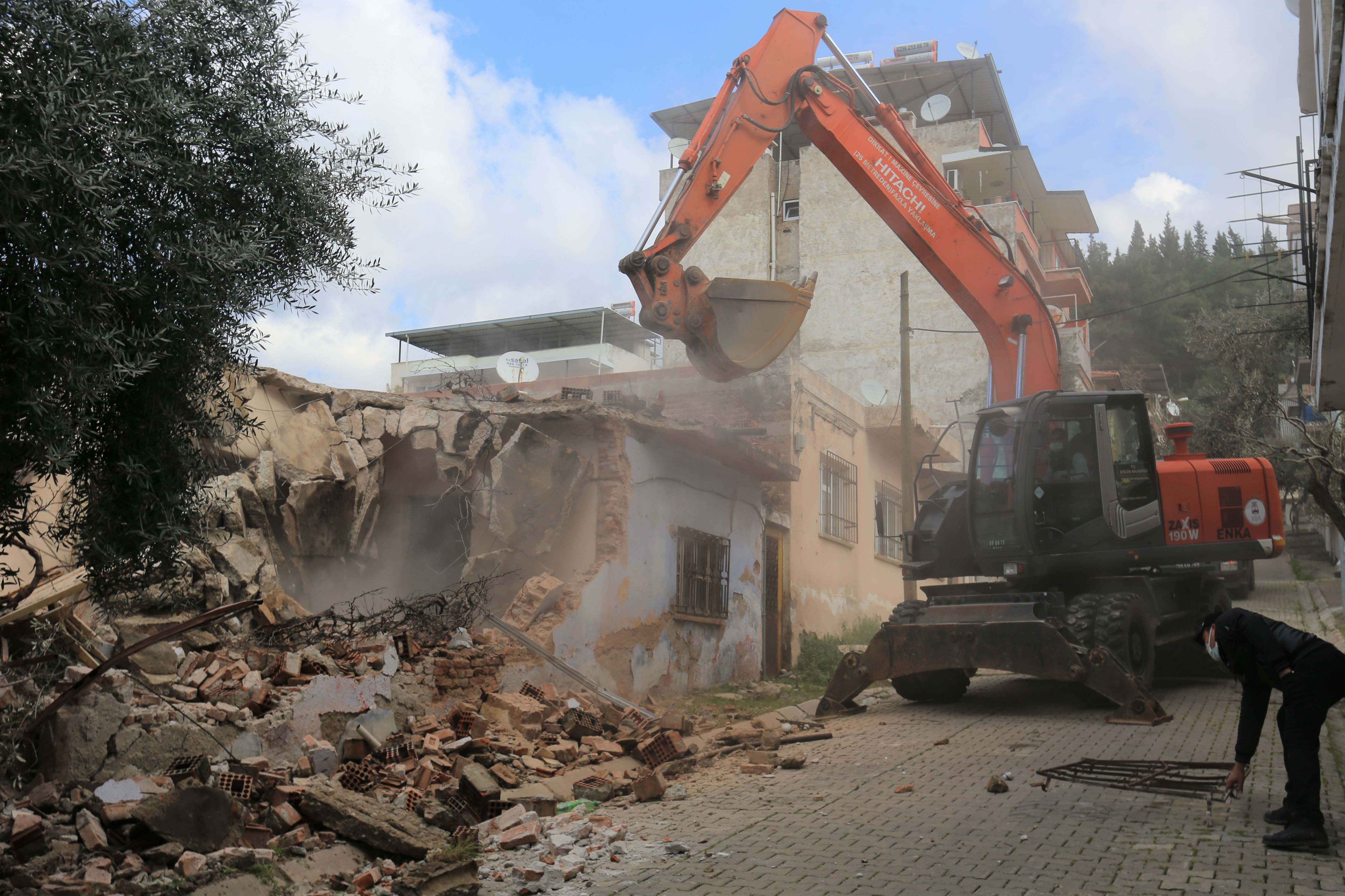 Tehlike saçan metruk bina Efeler Belediyesi tarafından yıkıldı