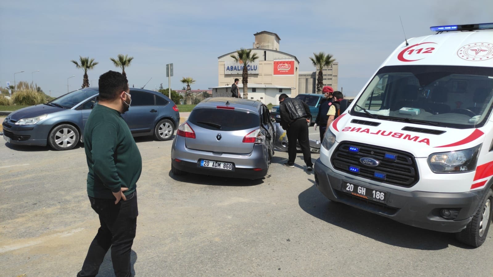  Kontrolden çıkan araç orta refüje çıkarak yan sürüklendi