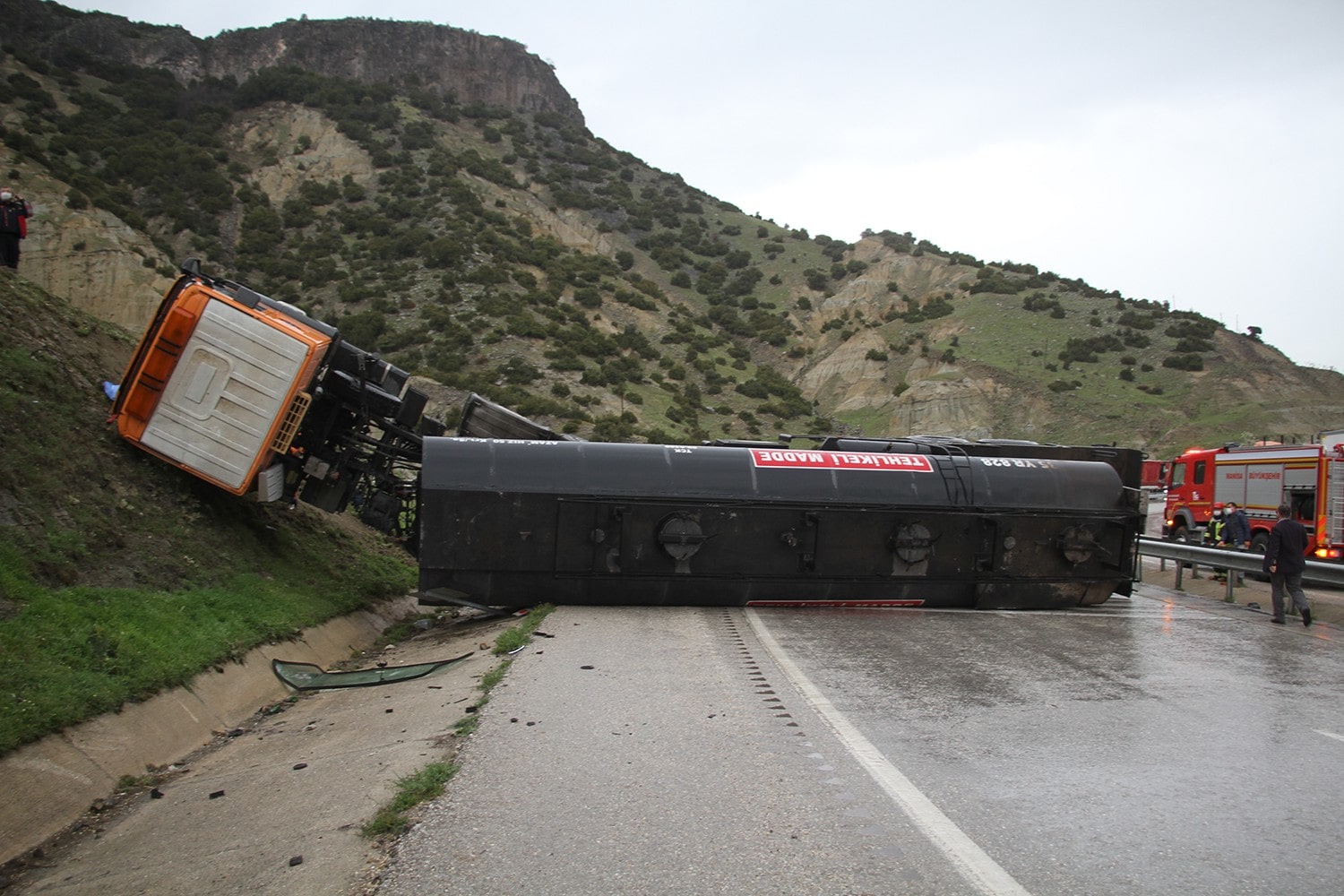 Manisa'da zift yüklü tanker yan yattı: 1 ölü, 1 yaralı