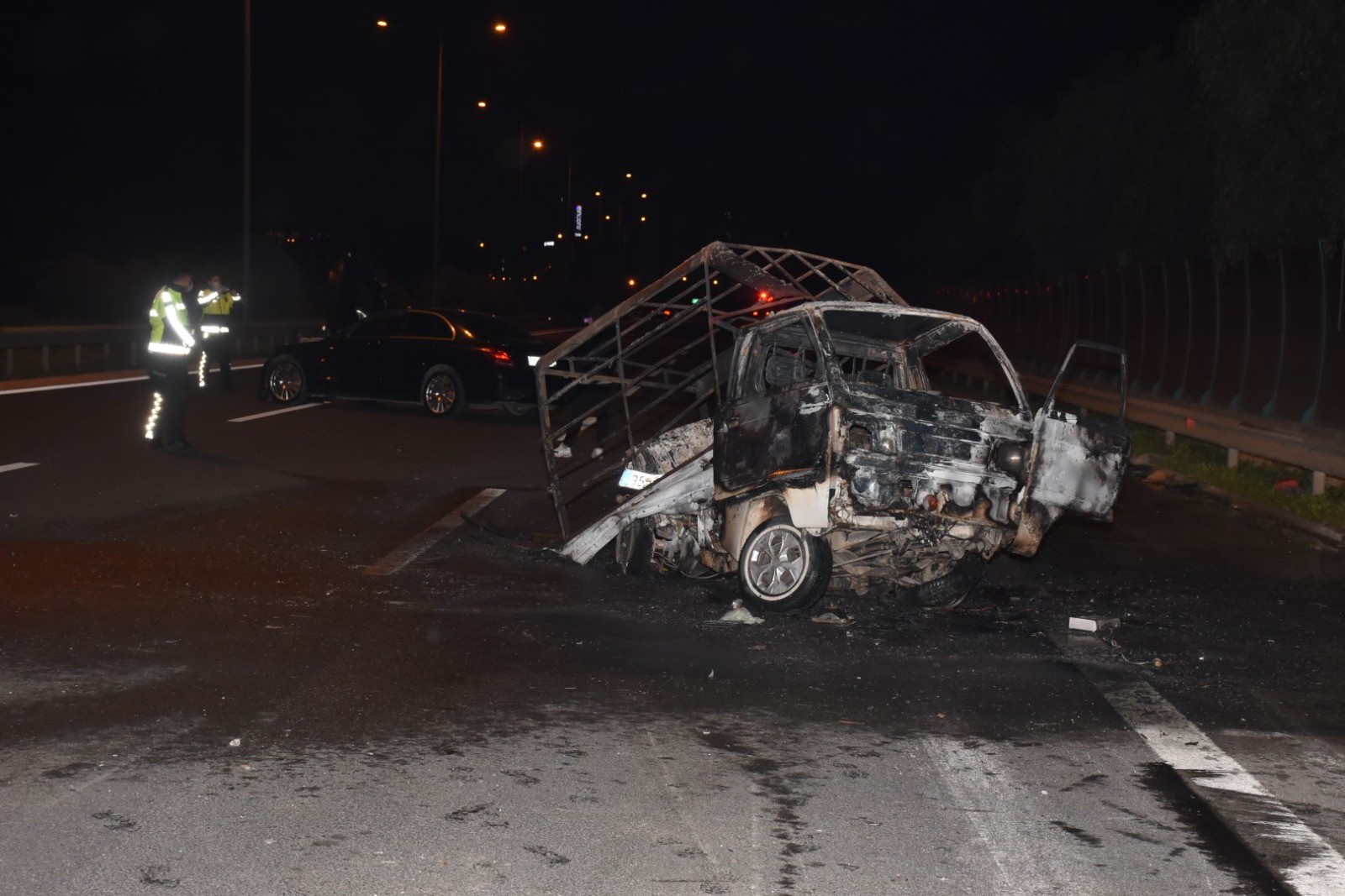  Otomobilin çarptığı kamyonet alev aldı: 1'i ağır 2 yaralı