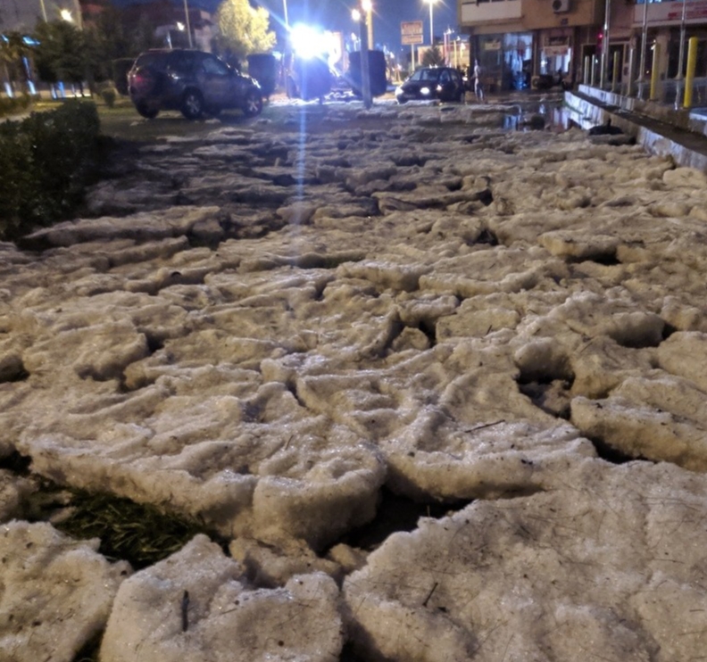 İzmir'de dolu birikintileri kar yağışını andırdı