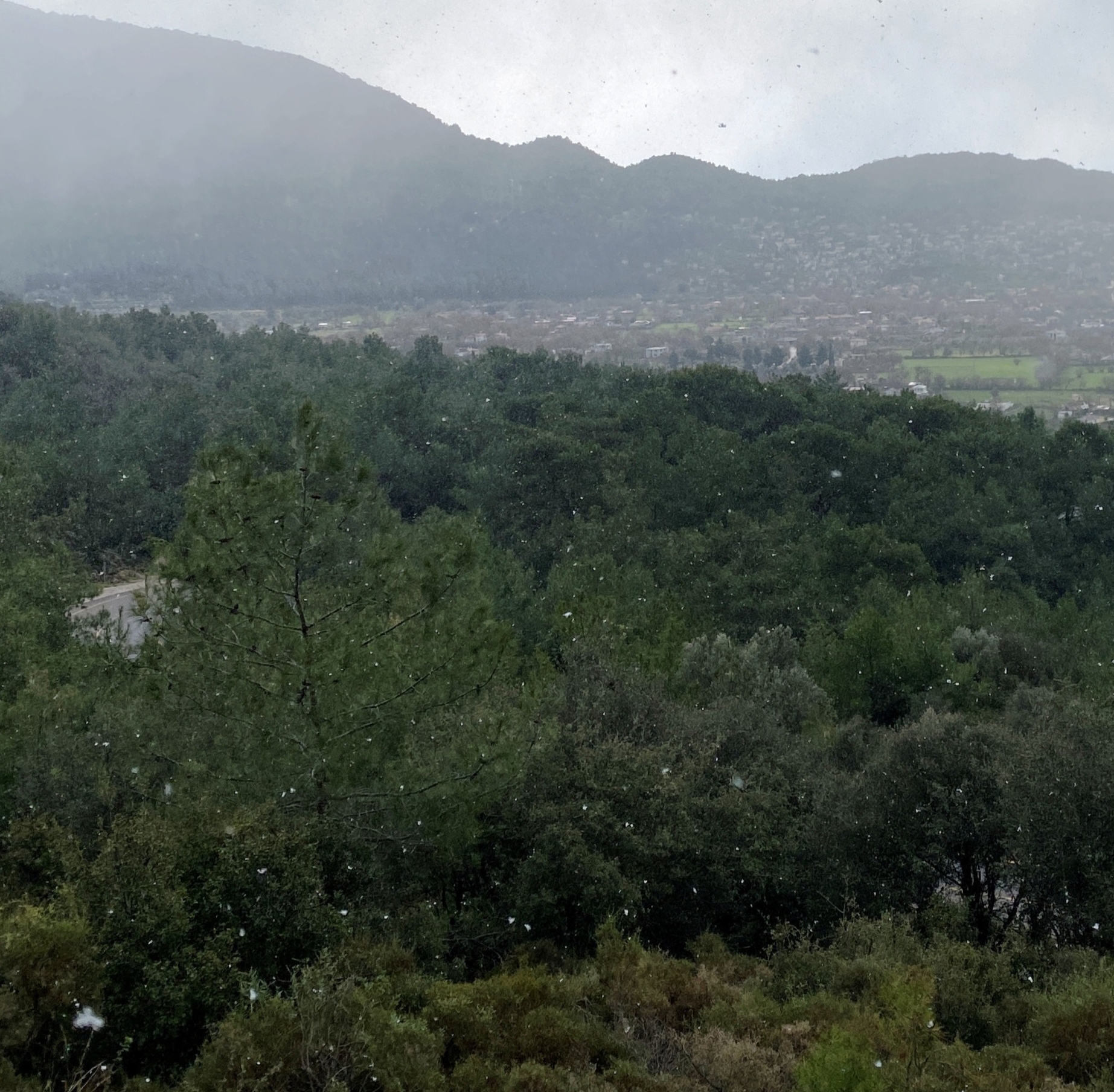 Fethiye’ye kar yağdı, vatandaşlar şaşırdı