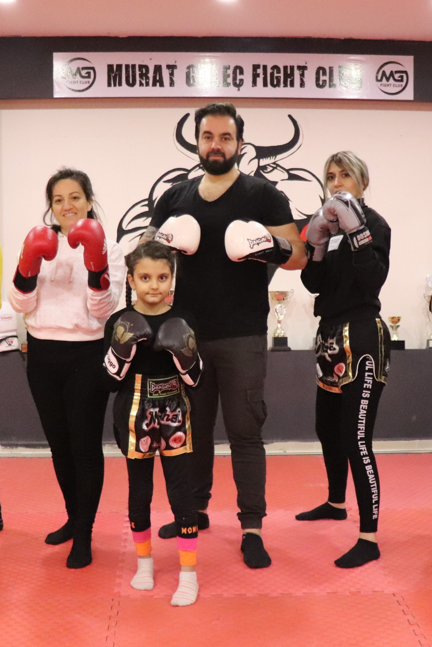 Kick boks ile hem spor yapıyor hem de kendilerini savunuyorlar