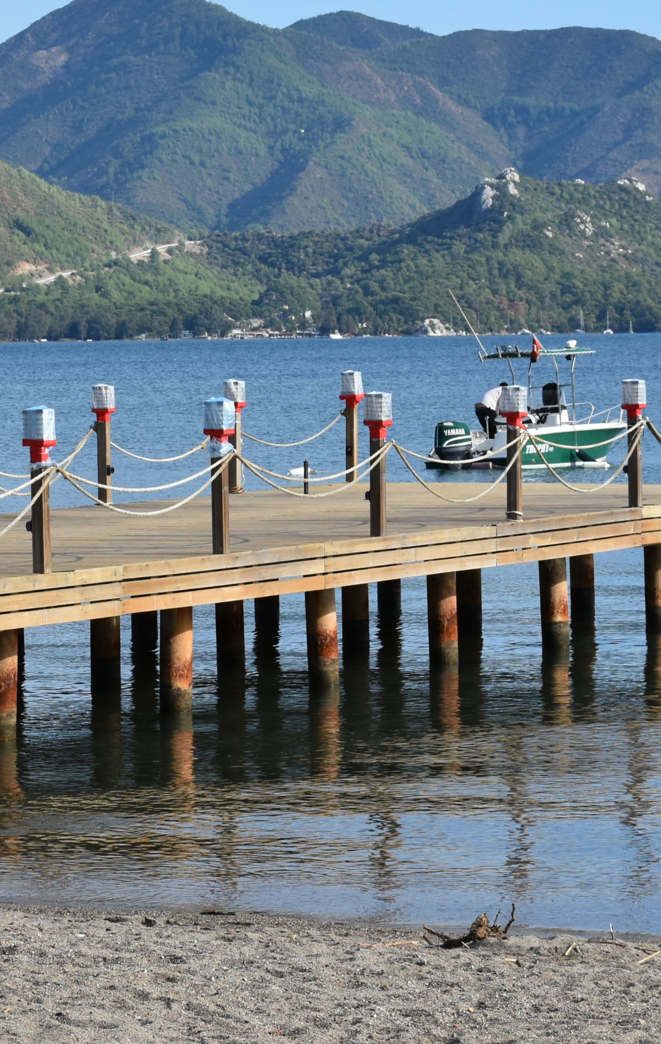 Marmaris’te deniz 1,5 metre çekildi