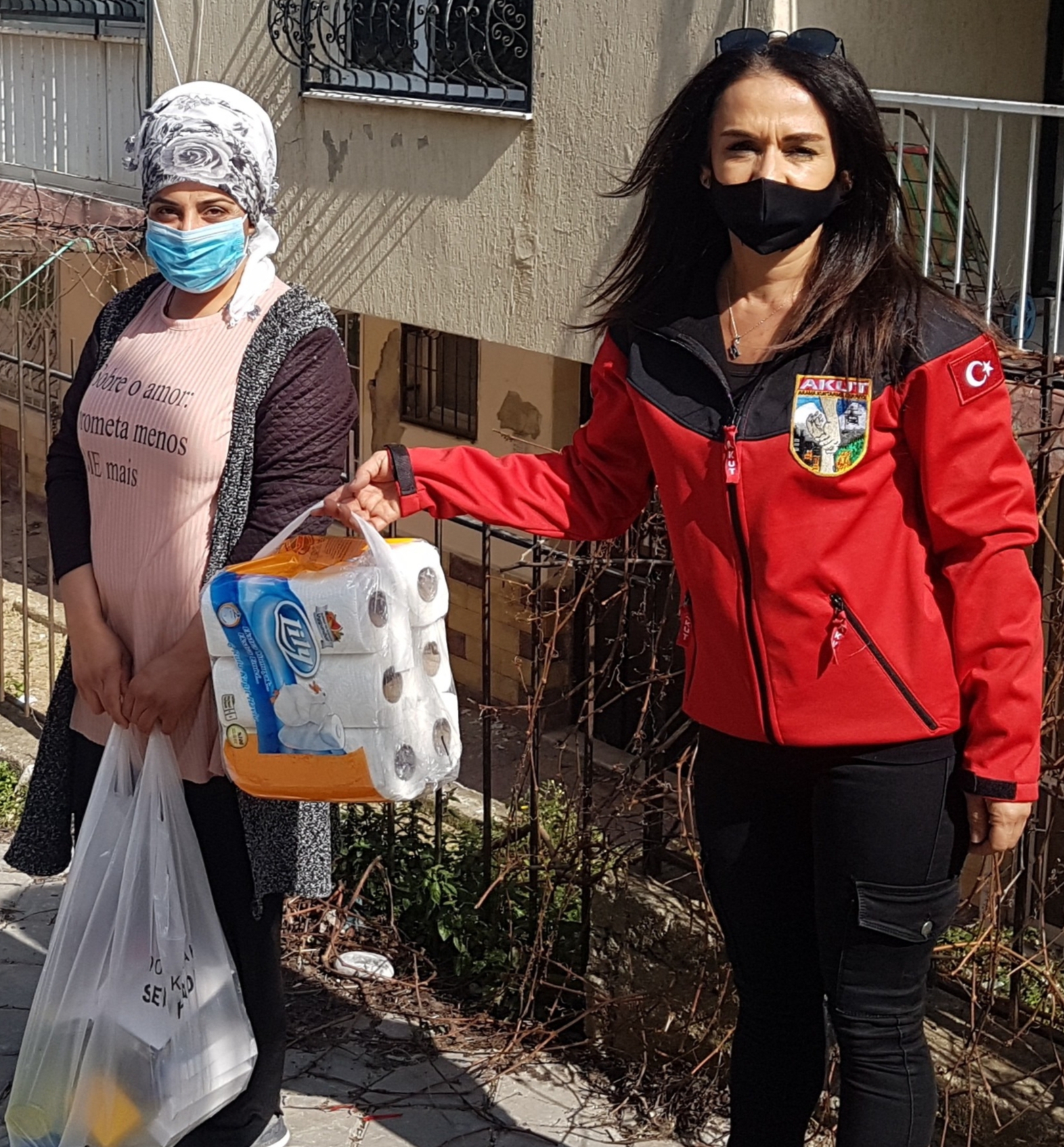 Depremzedelere yardım paketleri teslim edildi