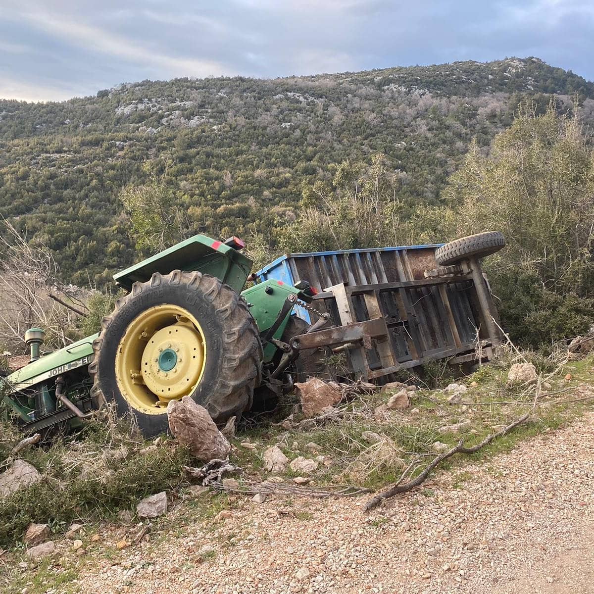 Traktörün elfrenini çekmeyi unutunca, sonu oldu