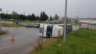   Kaygan zemin kaza getirdi, tanker devrildi  