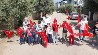 KÜRŞAT BAŞKAN ÇOCUKLARA NUTUK VE BAYRAK HEDİYE ETTİ