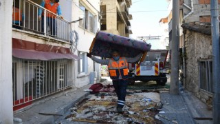 Kuşadası'ndaki çöp evden 6 kamyon atık çıkarıldı